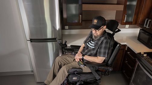 Sunrise Medical lanserar branschens första röststyrda sitssystem för elrullstolar 